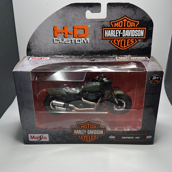 NIB Harley Davidson Fat Bob 114 toy motorcycle! - Picture 1 of 5